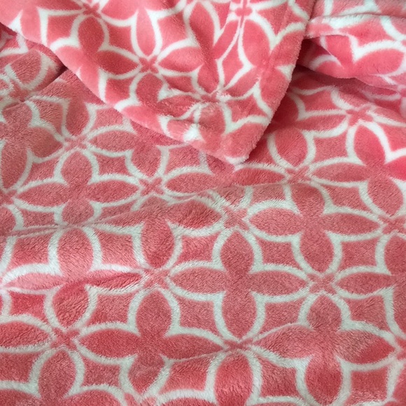 FINAL SALE PRICE Pretty Pink/White Flower Blanket - Picture 3 of 3